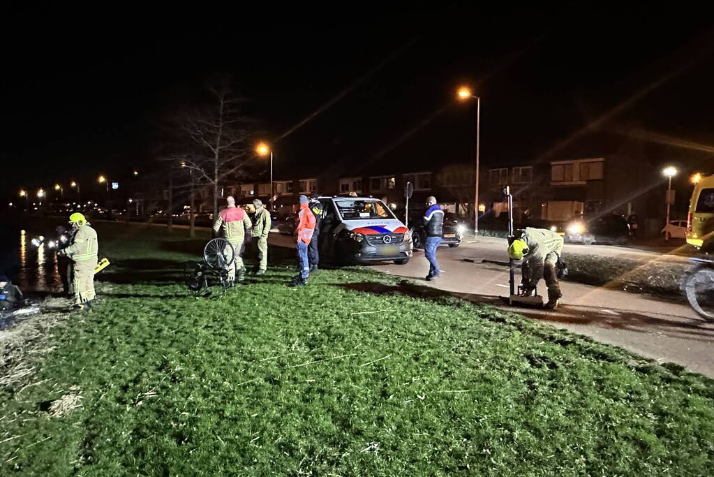 Hulpdiensten vinden fiets in water en starten zoekactie