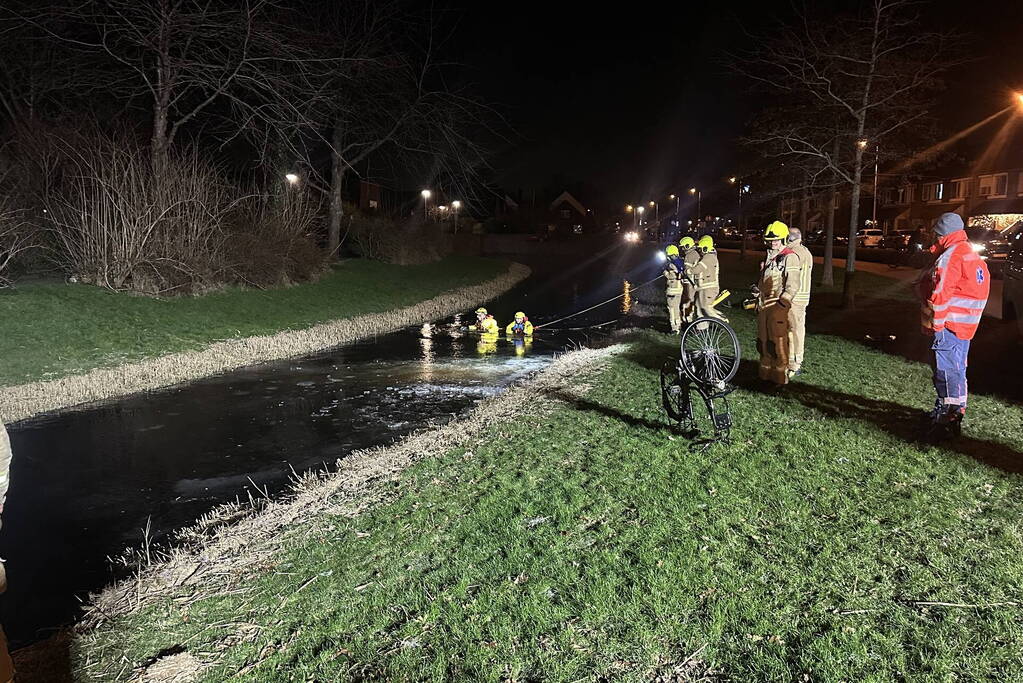Hulpdiensten vinden fiets in water en starten zoekactie