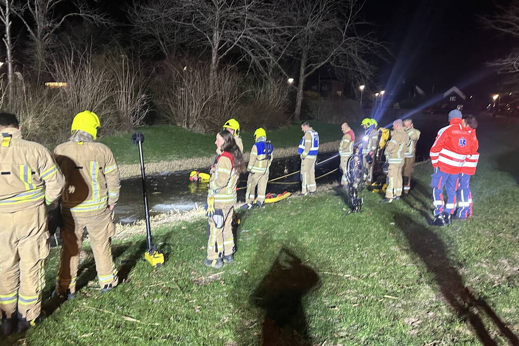 Hulpdiensten vinden fiets in water en starten zoekactie