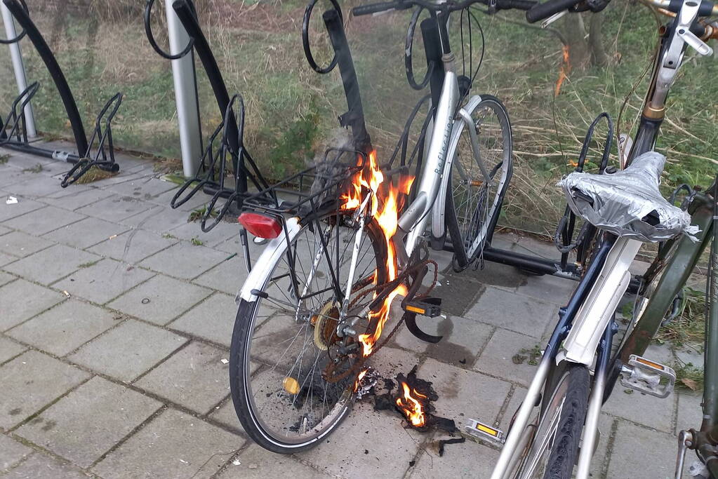 Brandweer blust brandende fiets