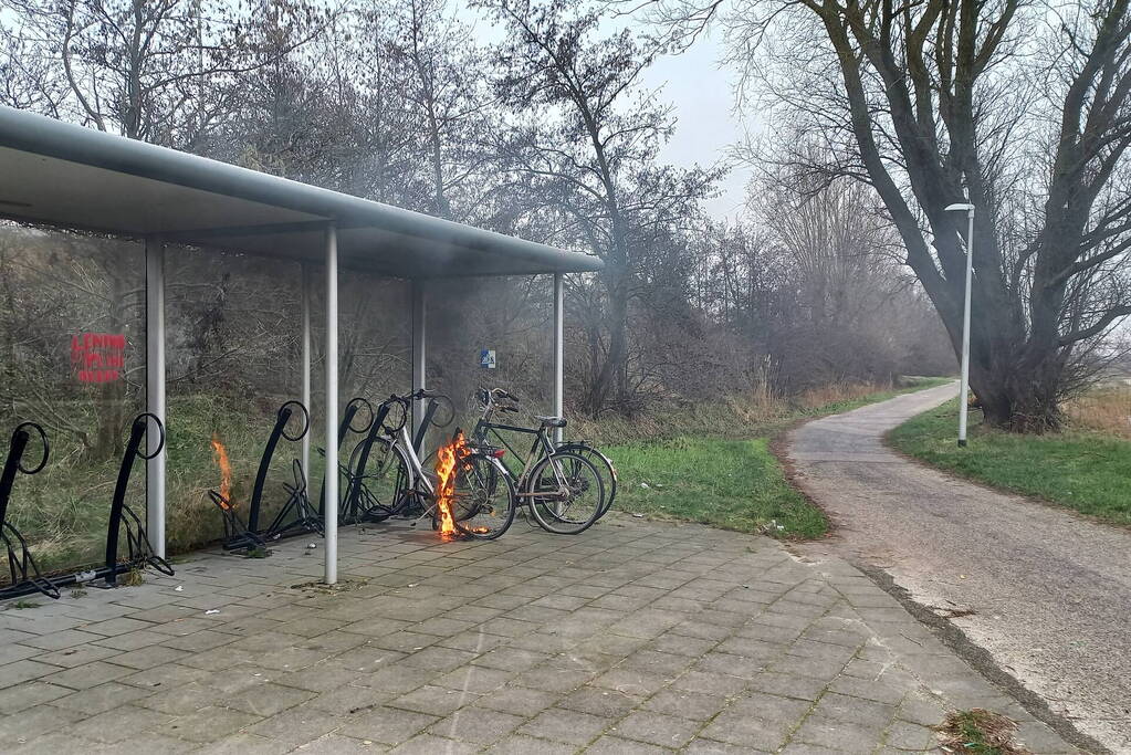 Brandweer blust brandende fiets