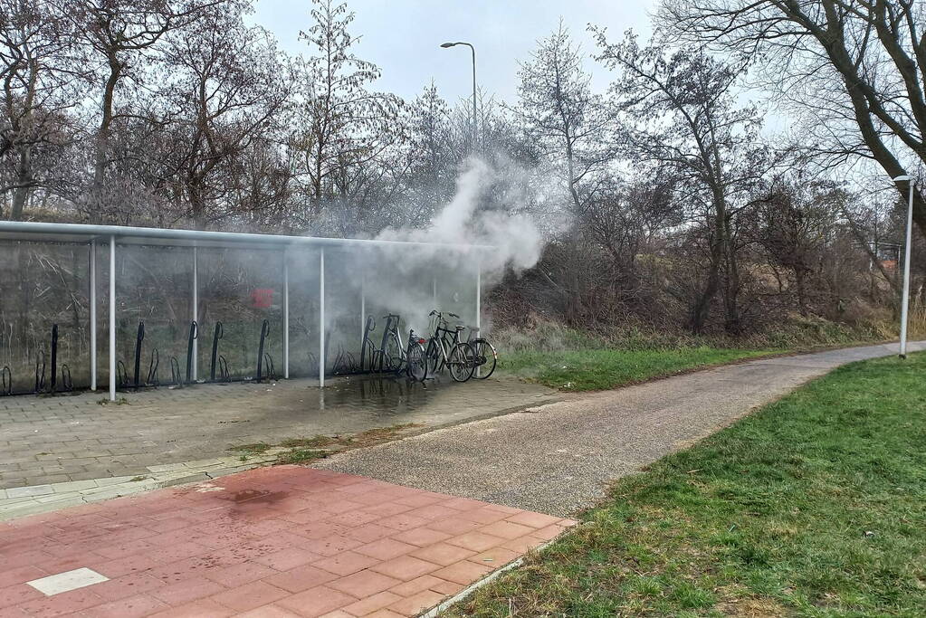 Brandweer blust brandende fiets