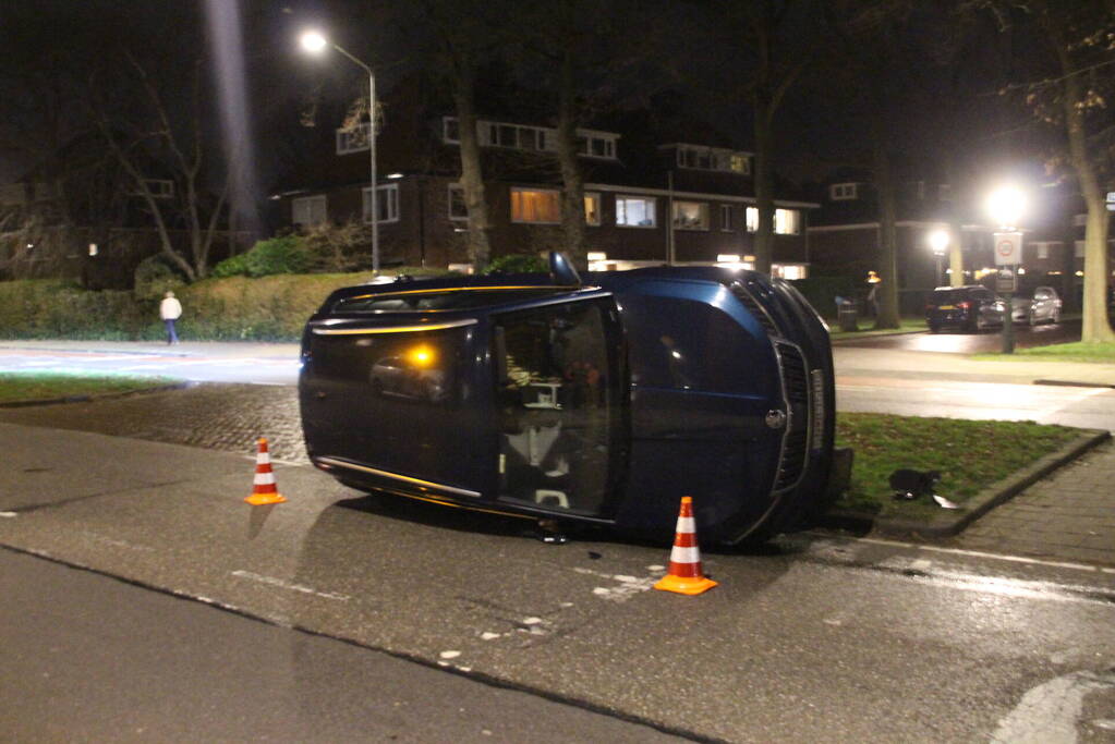 Auto belandt op zijkant na ongeval