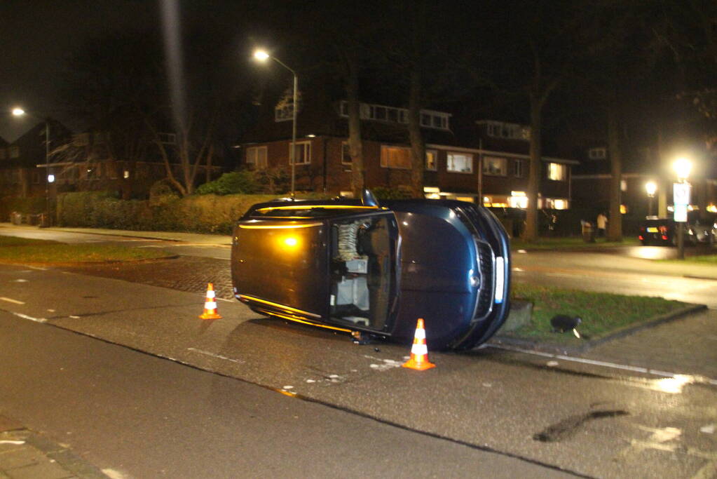 Auto belandt op zijkant na ongeval
