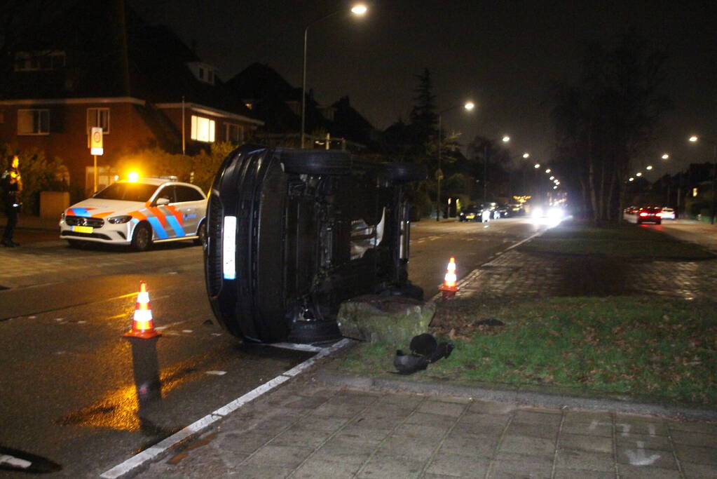 Auto belandt op zijkant na ongeval