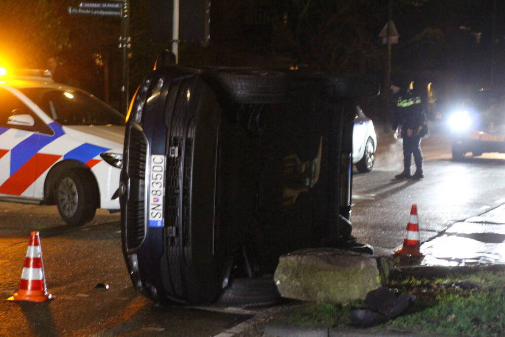 Auto belandt op zijkant na ongeval