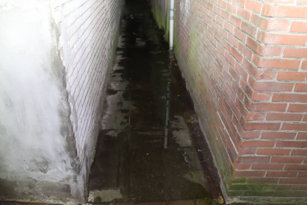 Brandgang onder water door spuitende kraan