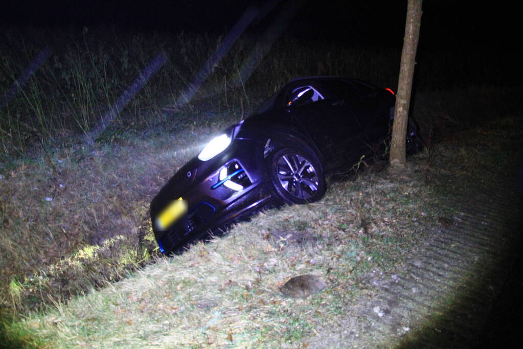 Spekglad wegdek, automobilist belandt in greppel