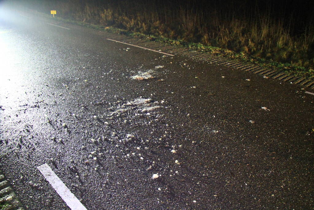 Spekglad wegdek, automobilist belandt in greppel