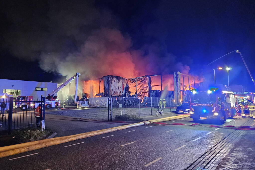 Textielbedrijf brandt voledig uit door grote brand