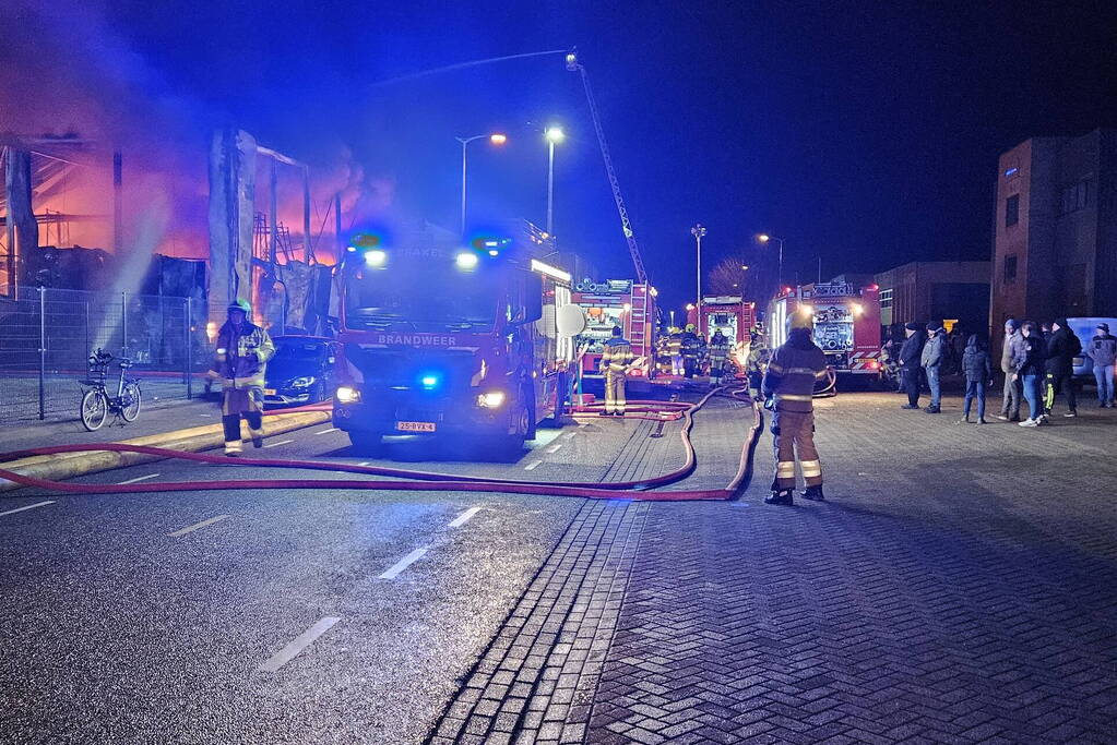Textielbedrijf brandt voledig uit door grote brand