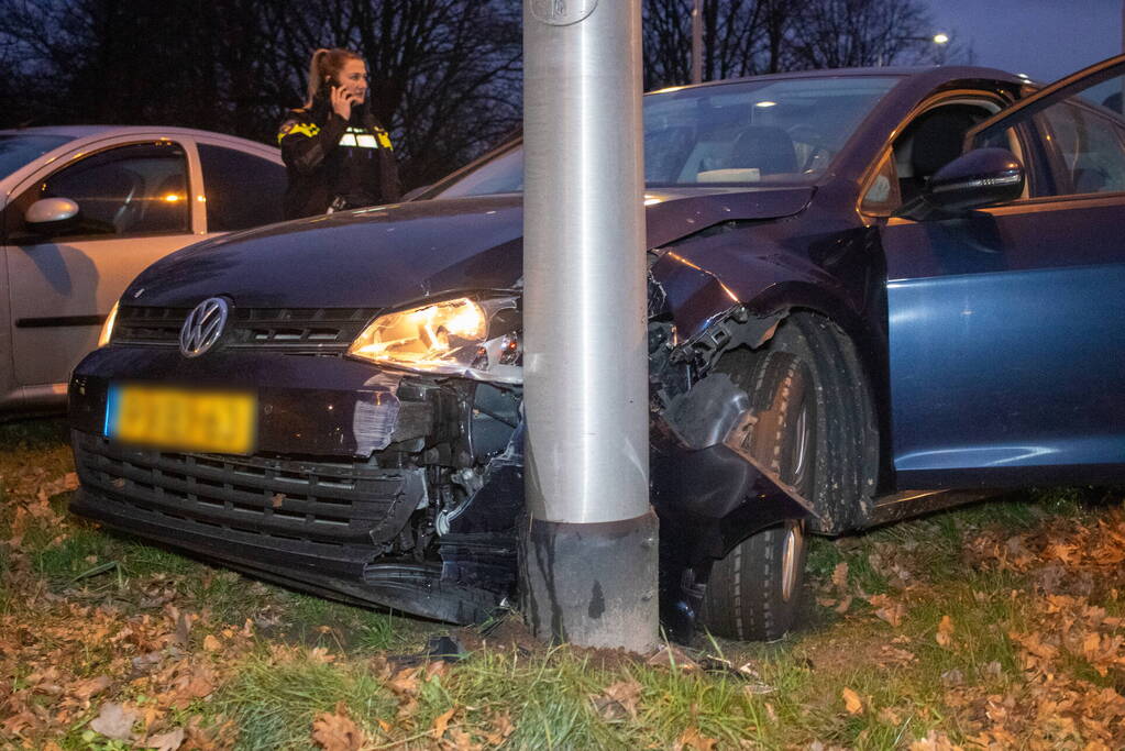 Twee gewonden bij ongeval tussen auto en paal