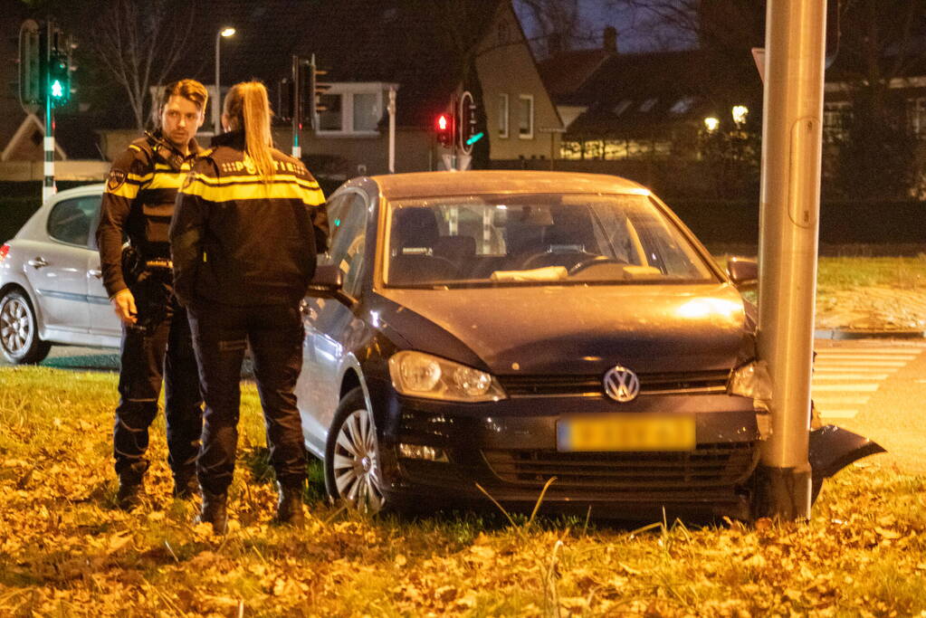 Twee gewonden bij ongeval tussen auto en paal