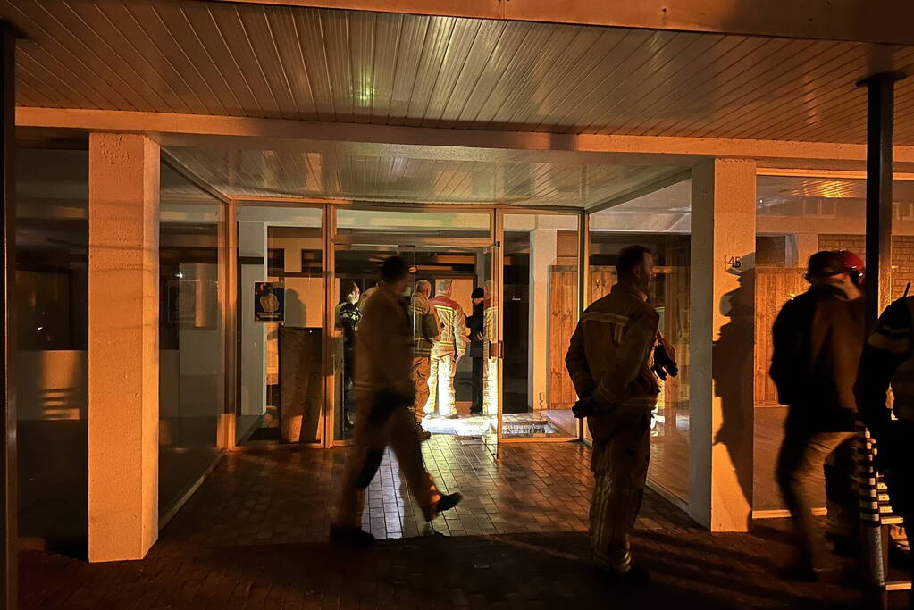 Water stroomt via muren woning uit door hevige lekkage