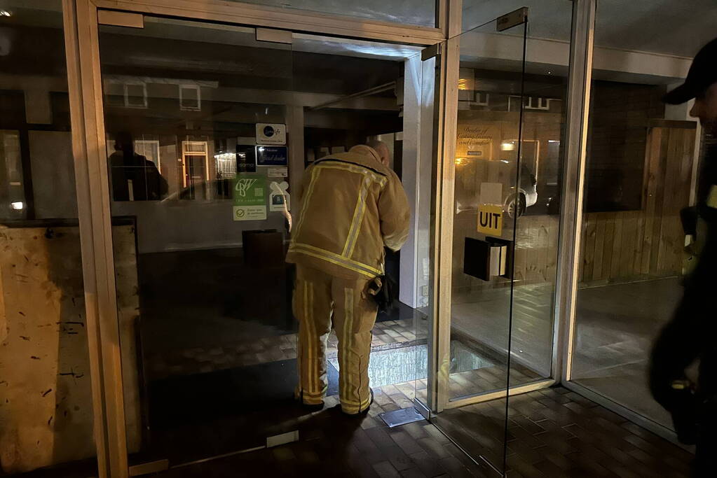 Water stroomt via muren woning uit door hevige lekkage