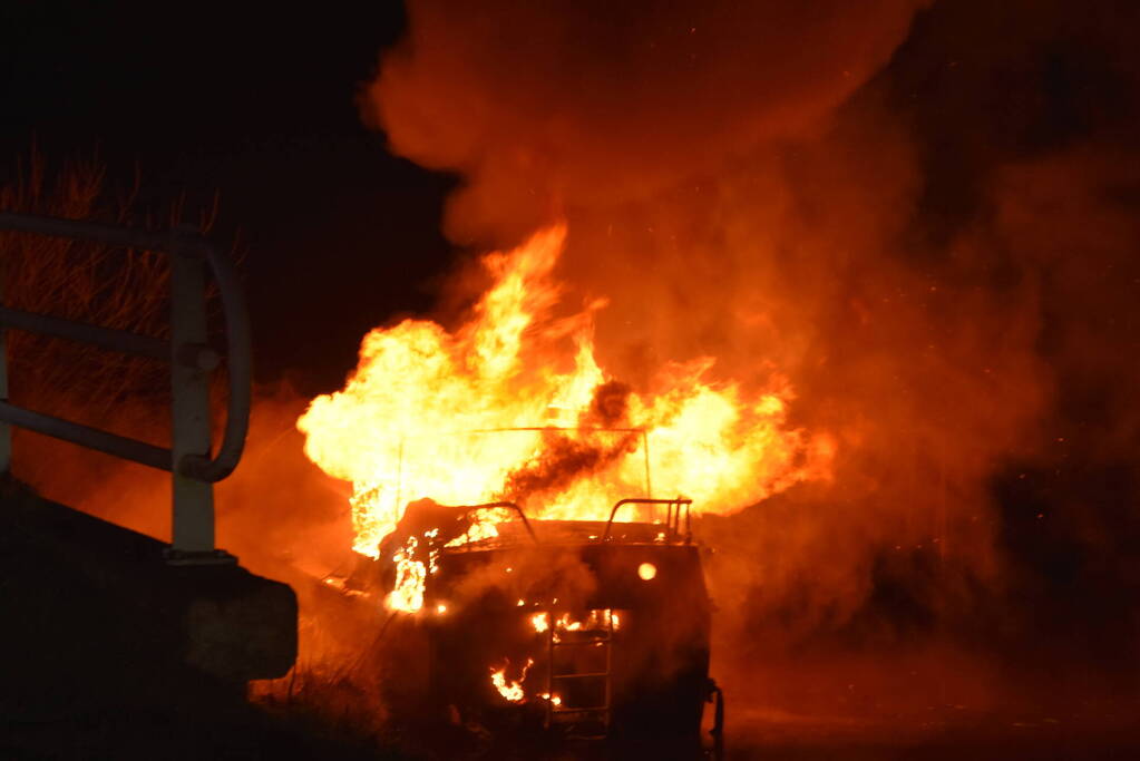 Motorboot gaat in vlammen op