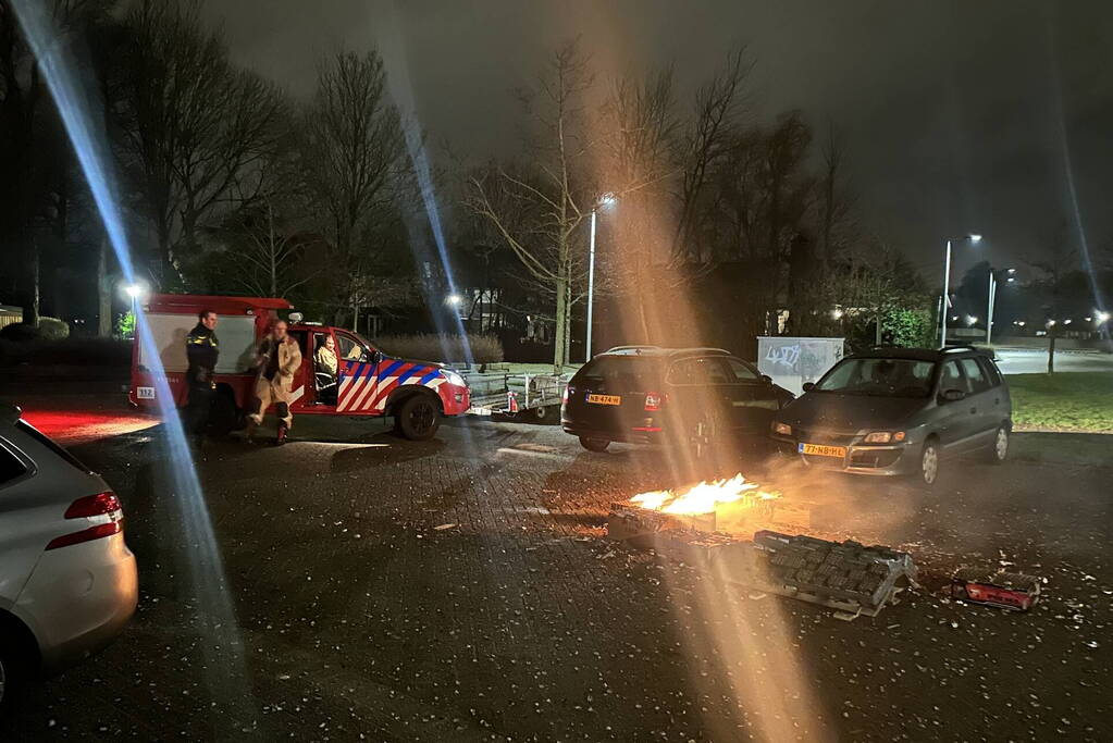 Brandweer blust afgeschoten vuurwerk