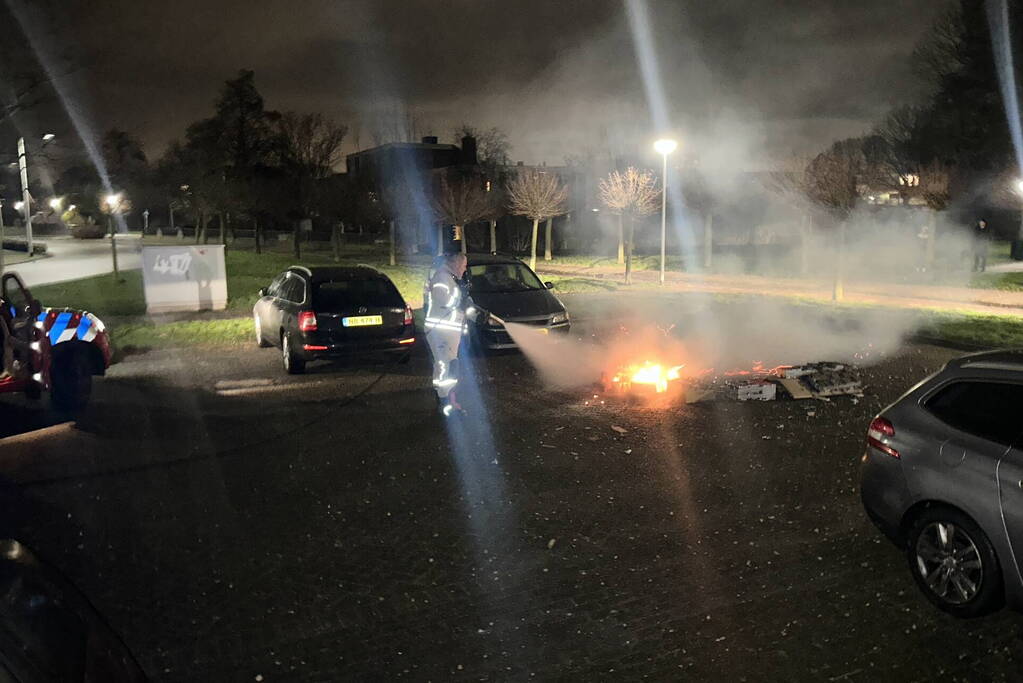 Brandweer blust afgeschoten vuurwerk