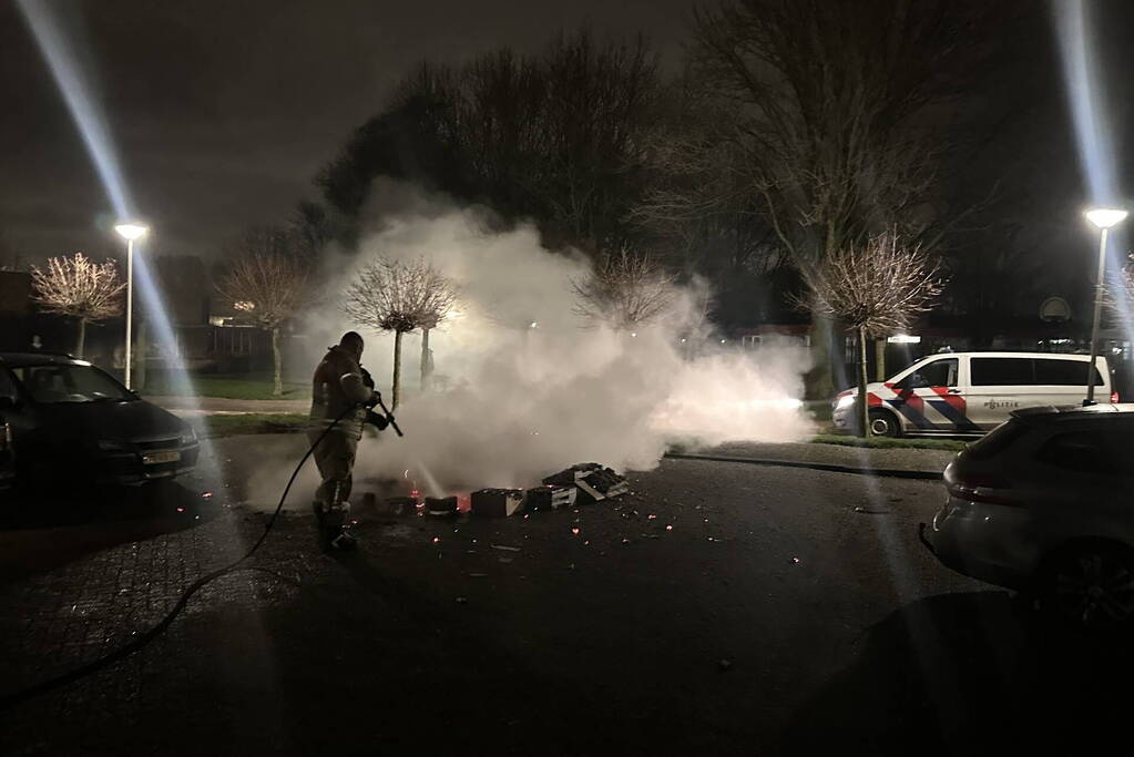 Brandweer blust afgeschoten vuurwerk