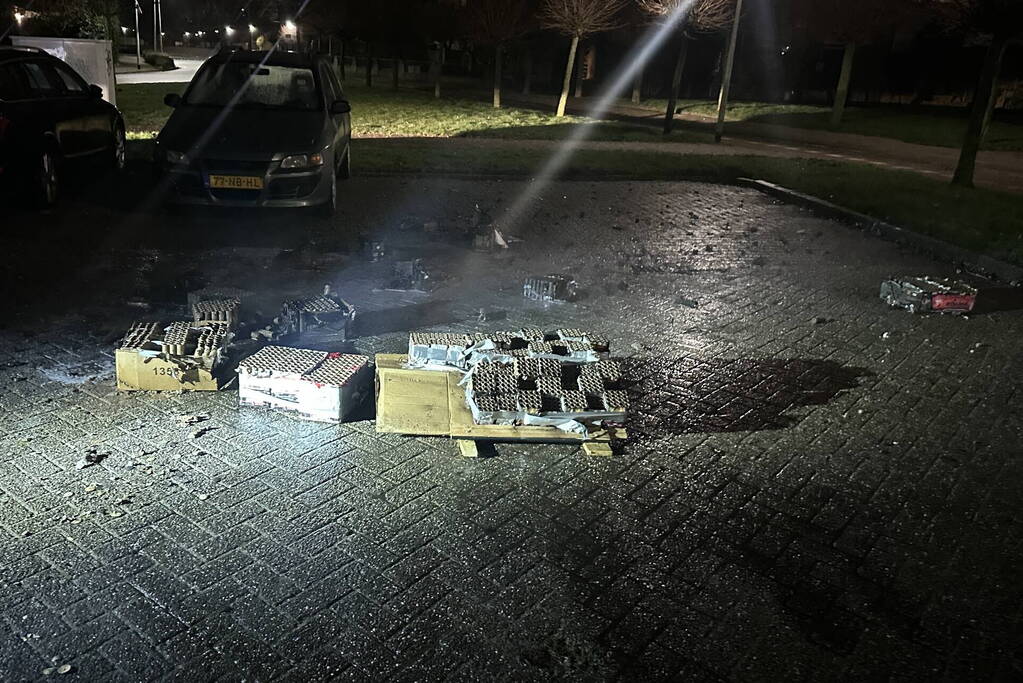 Brandweer blust afgeschoten vuurwerk