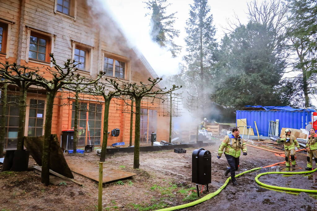 Uitslaande brand in houten woning