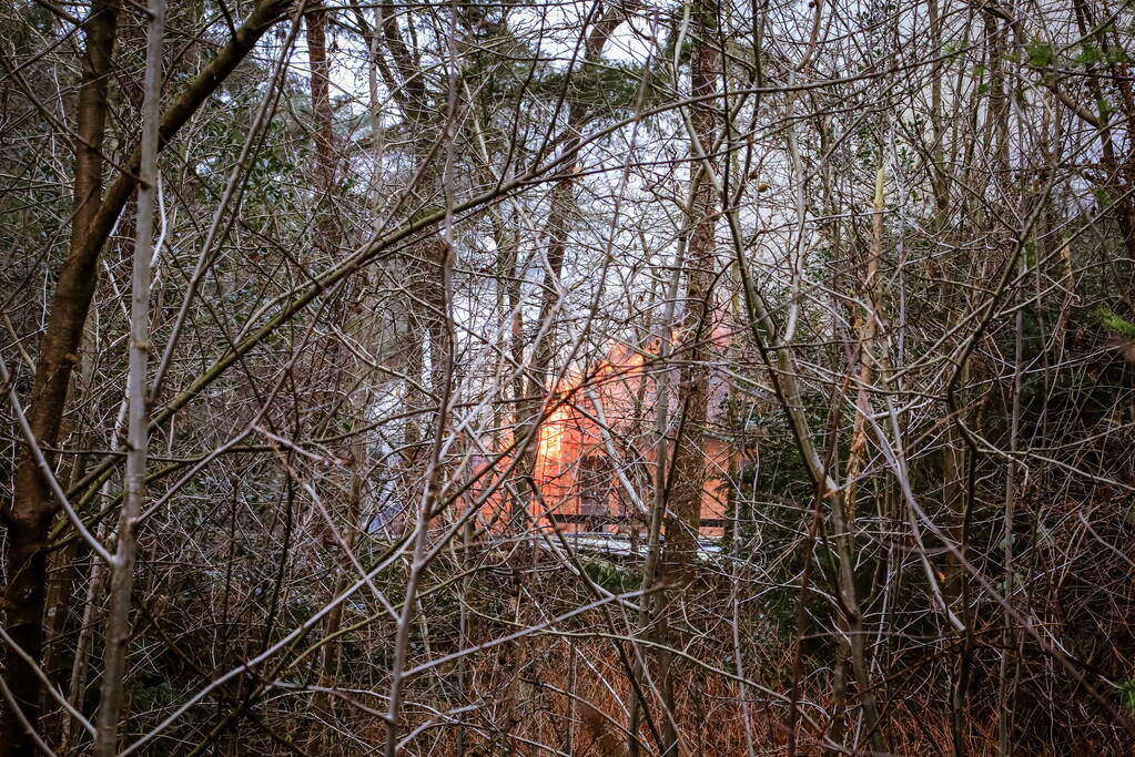 Uitslaande brand in houten woning