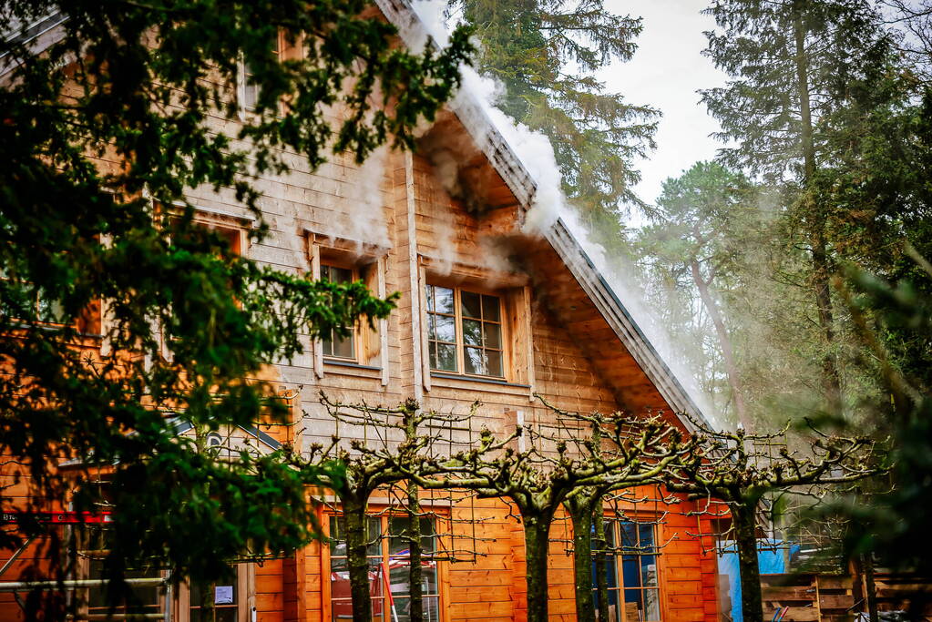 Uitslaande brand in houten woning