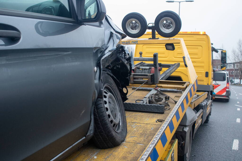 Automobilist onder invloed botst op politievoertuig