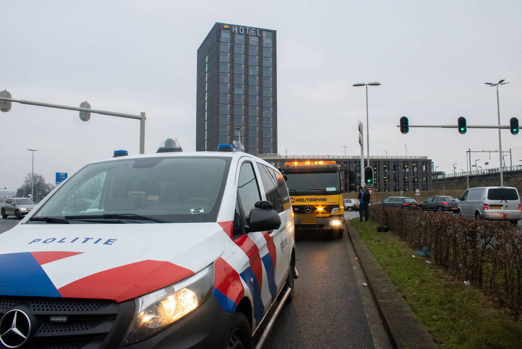 Automobilist onder invloed botst op politievoertuig