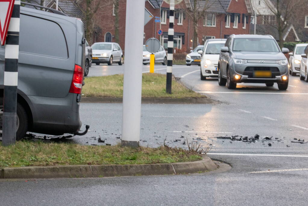 Automobilist onder invloed botst op politievoertuig