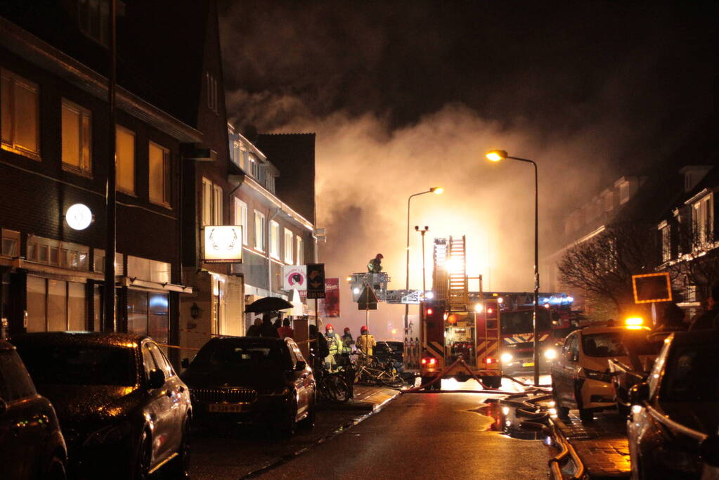 Hevige rookontwikkeling bij grote brand