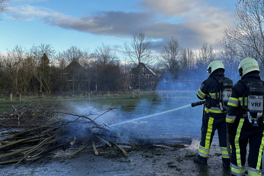 Brandweer blust afvalbrand