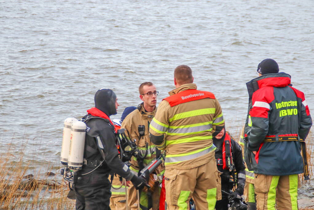 Automobilist gewond geraakt bij auto te water