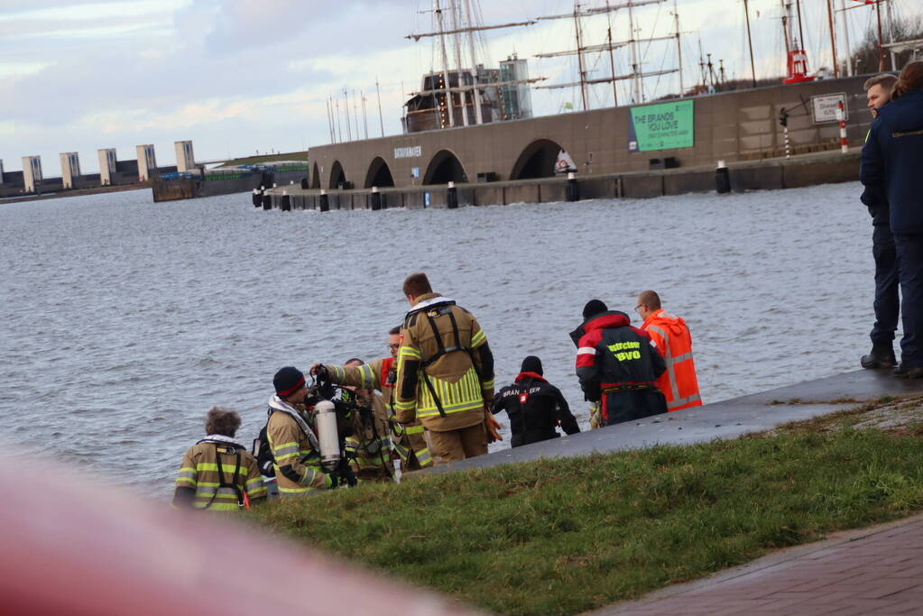 Automobilist gewond geraakt bij auto te water