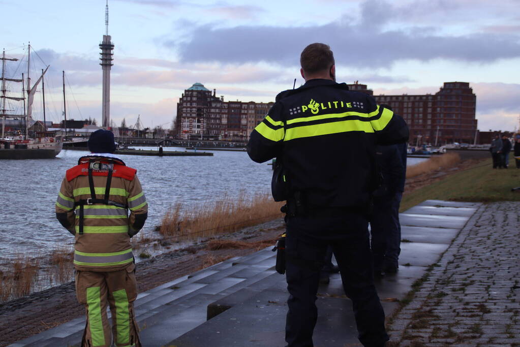 Automobilist gewond geraakt bij auto te water