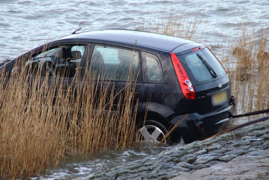 Automobilist gewond geraakt bij auto te water