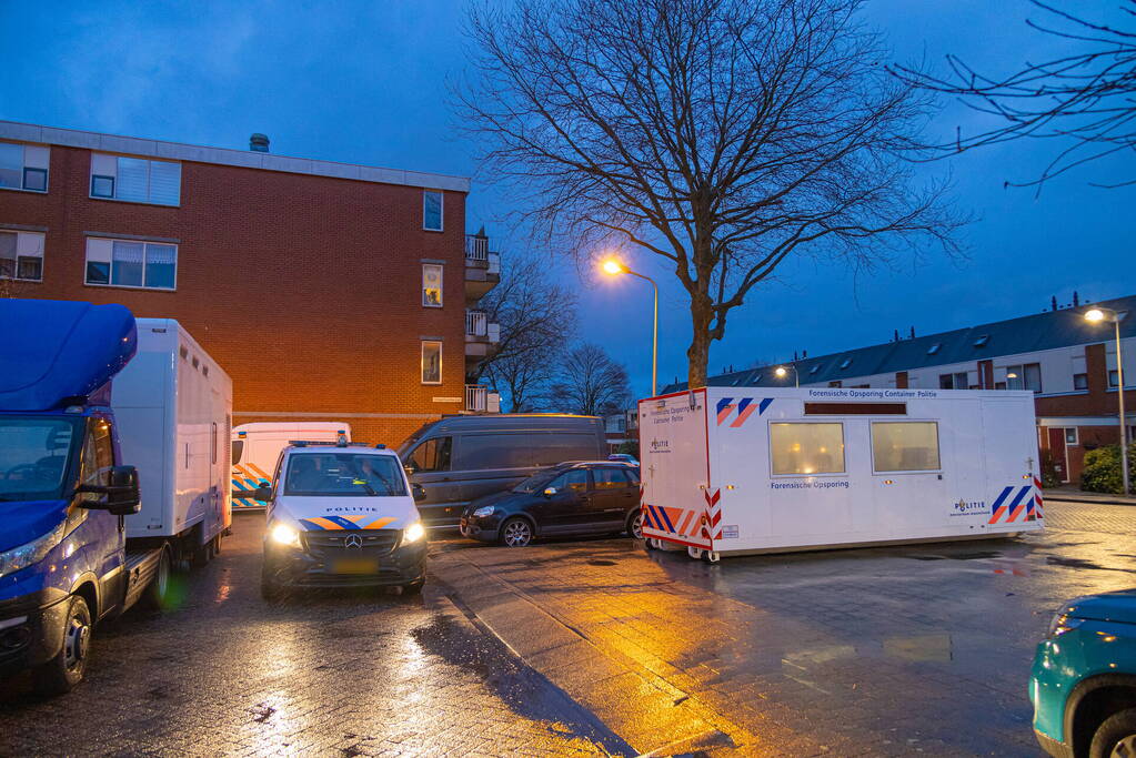 Dode en zwaargewonde aangetroffen in woning