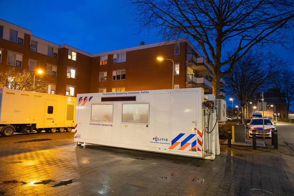 Dode en zwaargewonde aangetroffen in woning