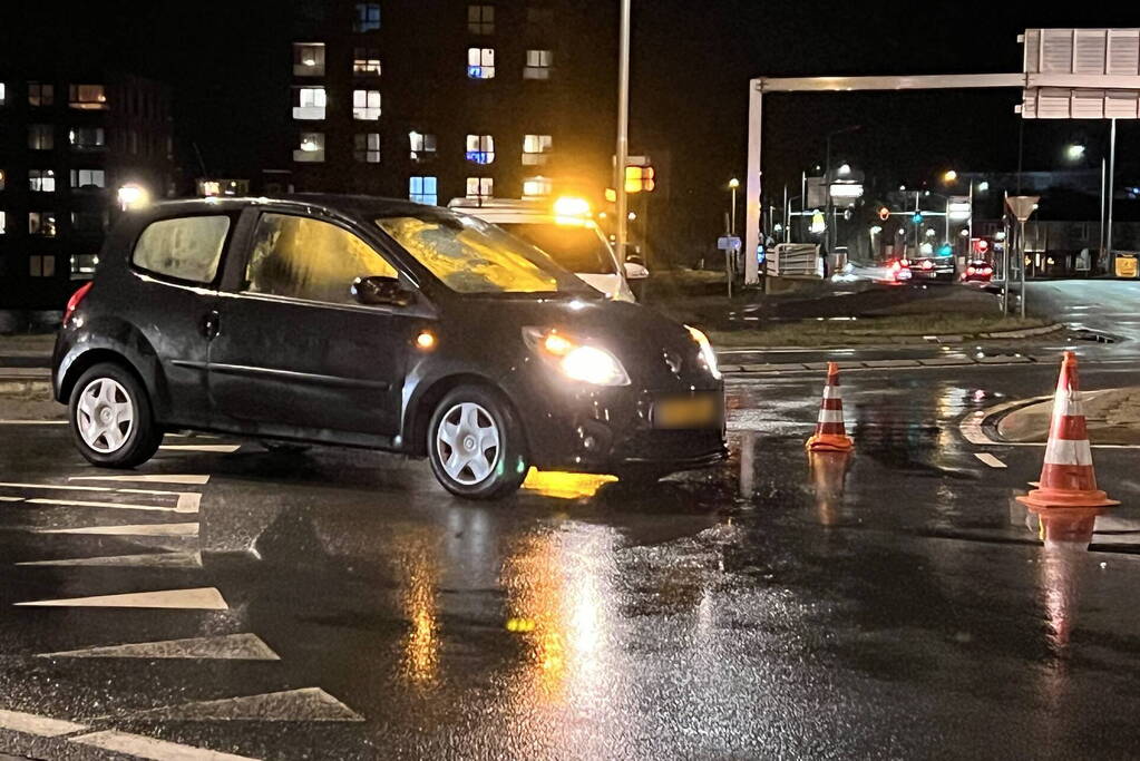 Bestelbus en personenauto botsen op rotonde