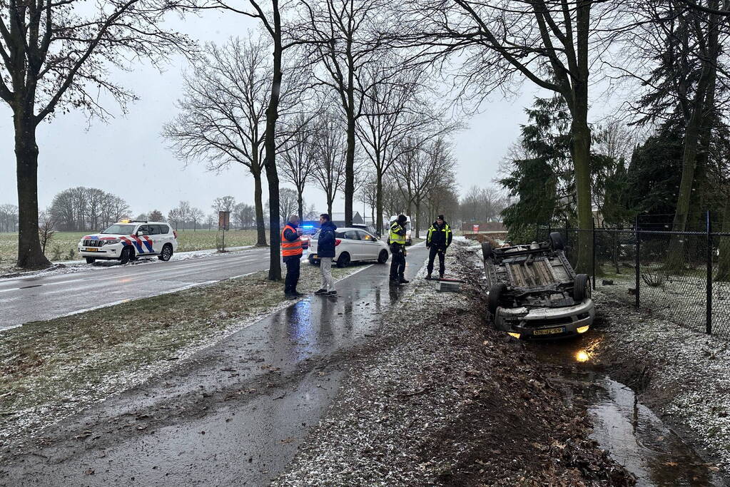 Automobilist op de kop in sloot door gladheid