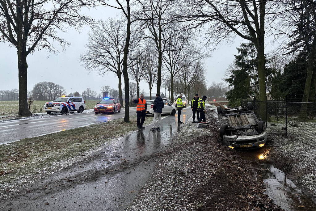 Automobilist op de kop in sloot door gladheid