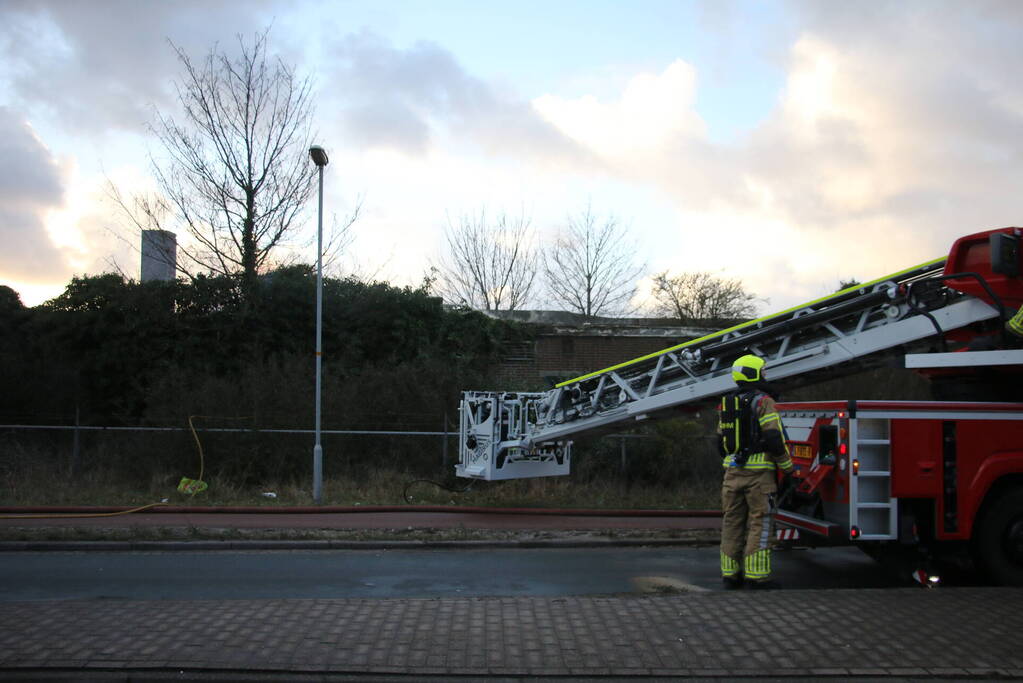 Brandweer ingezet voor brand op dak