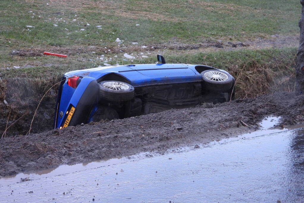 Automobilist klapt op boom en belandt in sloot