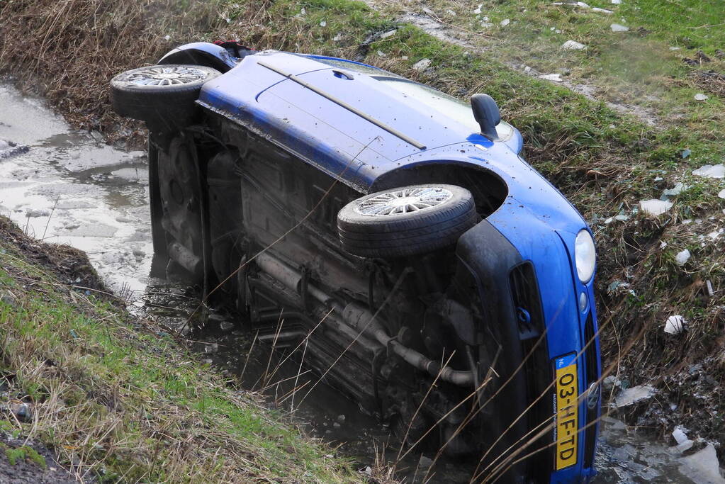 Automobilist klapt op boom en belandt in sloot
