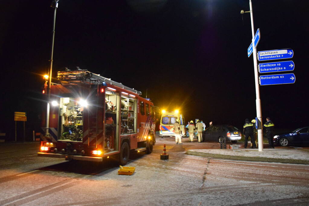 Automobilist botst op middengeleider door glad wegdek