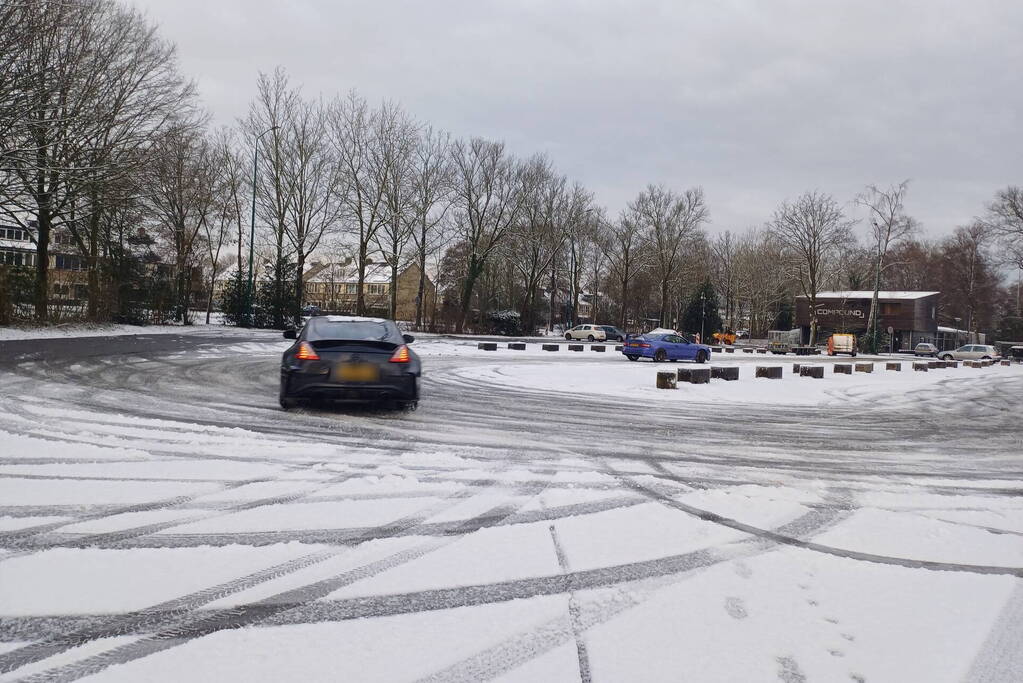 Sportieve rijders hebben veel lol in de sneeuw