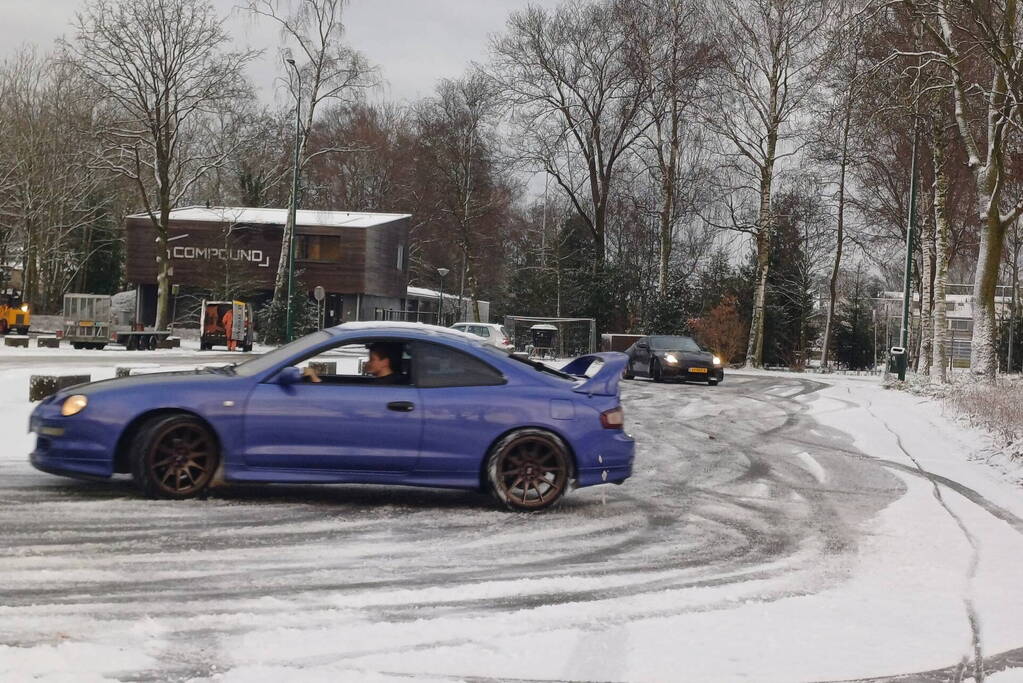 Sportieve rijders hebben veel lol in de sneeuw