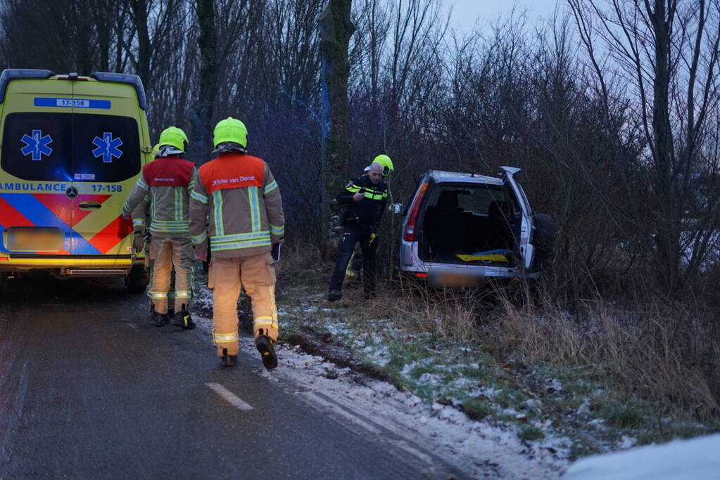 Automobilist belandt door gladheid tegen boom
