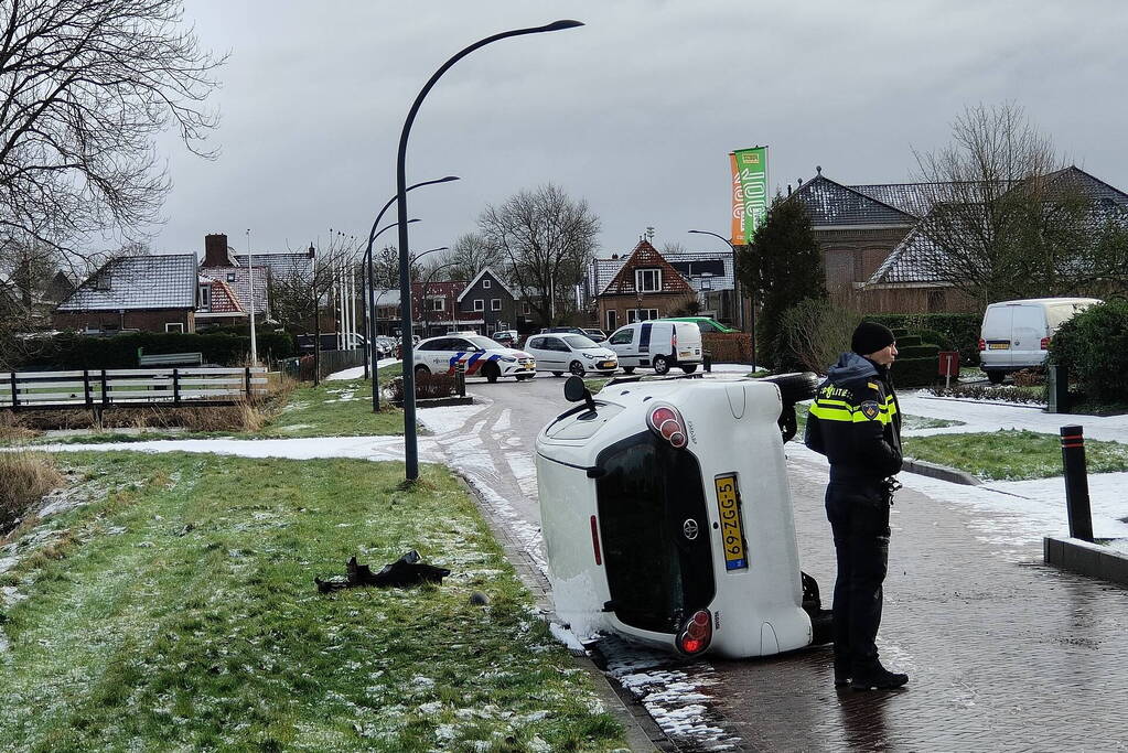 Automobilist belandt met auto op zijkant