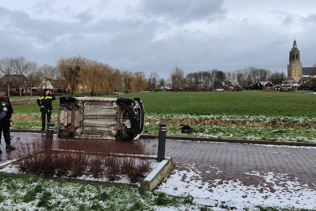 Automobilist belandt met auto op zijkant
